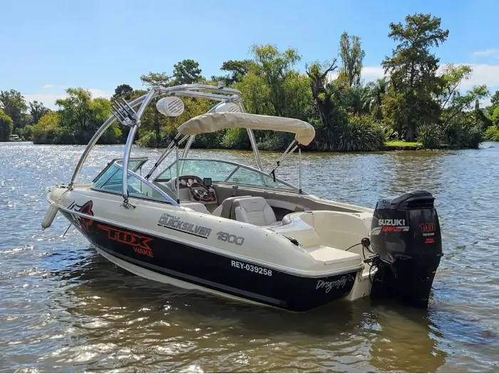 Quicksilver 1800 con Suzuki 140 Hp 4 Tiempos con Barra de Wakeboard