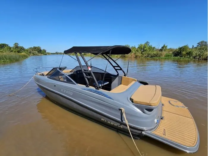 Cuddy Klase A 2400 con Volvo Penta 300 Hp y Torre de Wakeboard