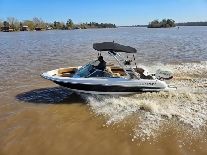 Lancha Victoria Sport Open con Evinrude Etec 115 hp 2 Tiempos Ecológico y Barra de Wakeboard